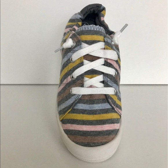 NWT Mad Love Girls Slip On Canvas Sneakers - Picture 4 of 7